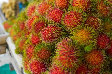 Rambutan 'ın tatlı meyveleri Tayland yerel pazarında.