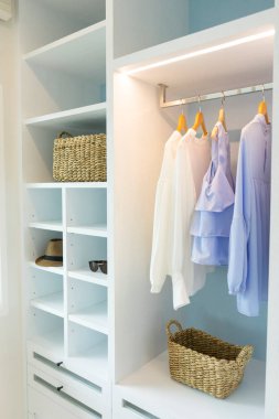 Büyük ve açık gardırop, şık kıyafetler ve ev eşyaları..