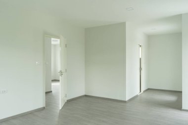 Penceresinden ışık çıkan boş beyaz oda