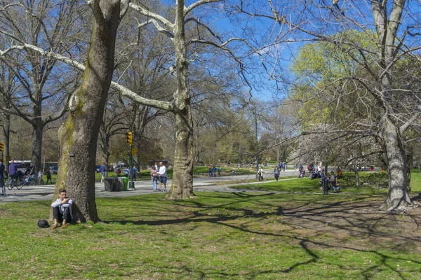 Люди Приходят Наслаждаться Весенней Погодой Центральный Парк Нью Йорке Сша — стоковое фото