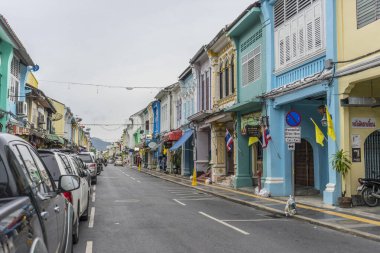Phuket, Tayland - 13 Temmuz 2018: 13 Temmuz 2018 'de Tayland' ın eski Phuket ilçesindeki eski bir binanın sokak manzarası.