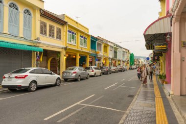 Phuket, Tayland - 13 Temmuz 2018: 13 Temmuz 2018 'de Tayland' ın eski Phuket ilçesindeki eski bir binanın sokak manzarası.