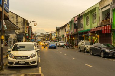 Phuket, Tayland - 13 Temmuz 2018: 13 Temmuz 2018 'de Tayland' ın eski Phuket ilçesindeki eski bir binanın sokak manzarası.