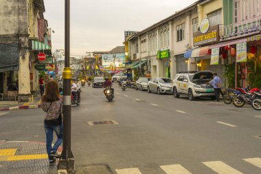Phuket, Tayland - 13 Temmuz 2018: 13 Temmuz 2018 'de Tayland' ın eski Phuket ilçesindeki eski bir binanın sokak manzarası.