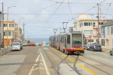 Muni Metro yolcuları San Francisco, California, ABD 'deki Outer Sunset bölgesinde taşıyor.
