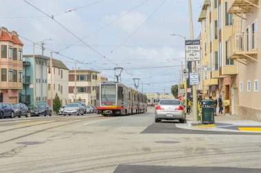 Muni Metro yolcuları San Francisco, California, ABD 'deki Outer Sunset bölgesinde taşıyor.