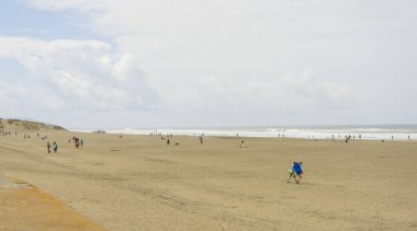 San Francisco 'daki Ocean Beach State Beach' te yürüyen insanlar..