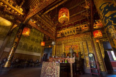 Leong San Tong Khoo Kongsi 'nin Penang, Malezya' daki iç mekanının detaylarını anlat.