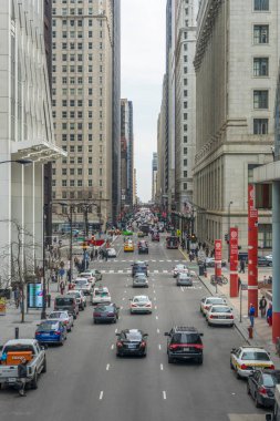 Chicago, IlLINOIS - 23 Nisan 2018 Şikago şehir merkezi, 23 Nisan 2018 'de Chicago, ABD' deki yüksek tren istasyonundan sokak ve yüksek bina manzaralı.