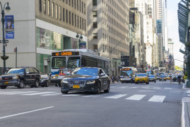 New York City, New York - 26 Nisan 2018: Birçok araba 5. Bulvar 'da New York City, New York' ta 26 Nisan 2018 'de arka planda binayla birlikte gidip geliyor..