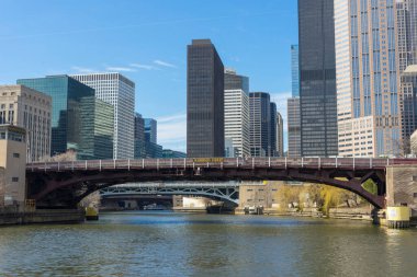 Chicago Nehri 'nin ve Chicago, Illinois şehir merkezindeki gökdelenlerin manzarası. 