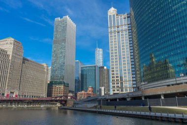 Chicago Nehri 'nin ve Chicago, Illinois şehir merkezindeki gökdelenlerin manzarası. 