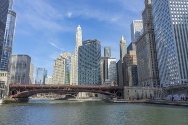 Chicago Nehri 'nin ve Chicago, Illinois şehir merkezindeki gökdelenlerin manzarası. 