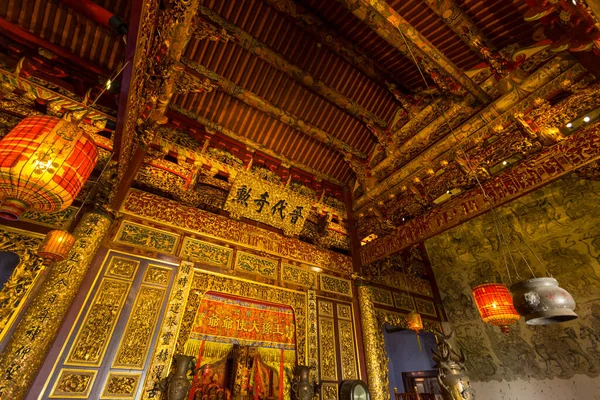 详细阐述了马来西亚槟城Leong San Tong Khoo Kongsi内部的情况 — 图库照片