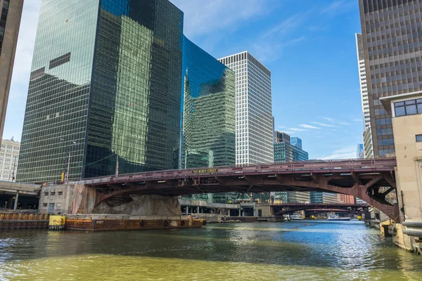美国伊利诺斯州芝加哥市中心的芝加哥河和摩天大楼景观 — 图库照片