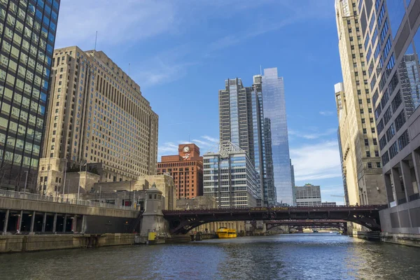 美国伊利诺斯州芝加哥市中心的芝加哥河和摩天大楼景观 — 图库照片