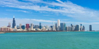 Güzel Chicago şehri mavi gökyüzü ile gökyüzü.
