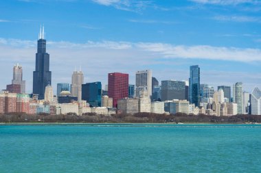 Güzel Chicago şehri mavi gökyüzü ile gökyüzü.