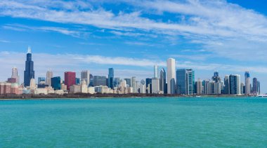 Güzel Chicago şehri mavi gökyüzü ile gökyüzü.