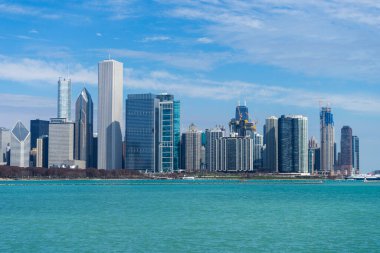 Güzel Chicago şehri mavi gökyüzü ile gökyüzü.