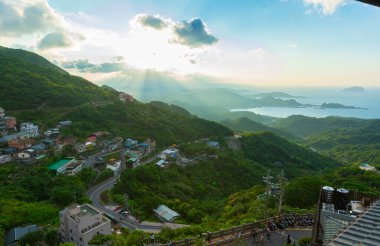 Tayvan 'ın New Taipei şehrinde mavi gökyüzü olan Hillside Jiufen köyünün panoramik manzarası
