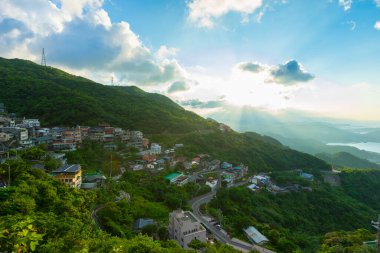 Tayvan 'ın New Taipei şehrinde mavi gökyüzü olan Hillside Jiufen köyünün panoramik manzarası