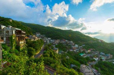 Tayvan 'ın New Taipei şehrinde mavi gökyüzü olan Hillside Jiufen köyünün panoramik manzarası