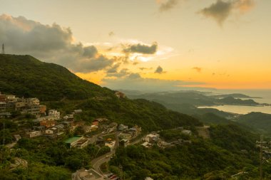Tayvan 'ın New Taipei şehrinde mavi gökyüzü olan Hillside Jiufen köyünün panoramik manzarası