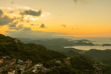 Tayvan 'ın New Taipei şehrinde mavi gökyüzü olan Hillside Jiufen köyünün panoramik manzarası