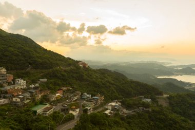 Tayvan 'ın New Taipei şehrinde mavi gökyüzü olan Hillside Jiufen köyünün panoramik manzarası