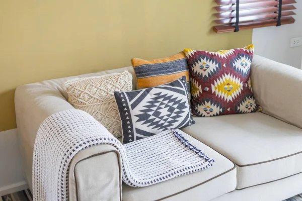Amerikan yerlisi desenli renkli yastık oturma odasındaki kanepede..