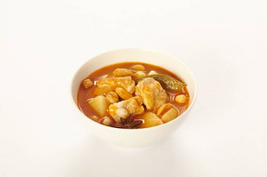 Beyaz arka planda izole edilmiş beyaz kâse içinde tavuk masajcısı Curry. Massaman körisi Tayland mutfağıdır..