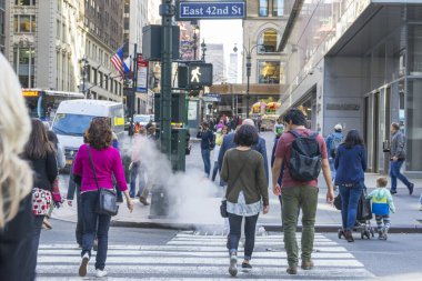 New York City, New York - 26 Nisan 2018: 26 Nisan 2018 'de New York City, New York' ta 42. caddede arka planda bina ile yürüyen çok sayıda insan.