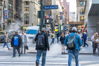 New York City, New York - 26 Nisan 2018: 26 Nisan 2018 'de New York City, New York' ta 42. caddede arka planda bina ile yürüyen çok sayıda insan.