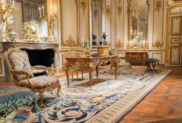 New York, ABD 'deki Metropolitan Sanat Müzesi' nde (the Met) oda içi görüntü Rönesans tasarımı dekorasyonu