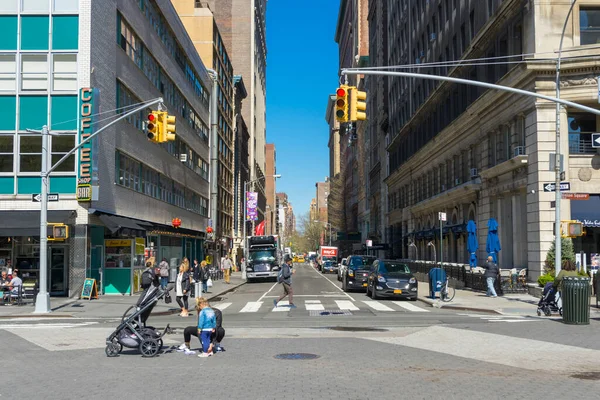 Nova York Eua Abril 2018 Pessoas Andando Rua Union Square — Fotografia de Stock