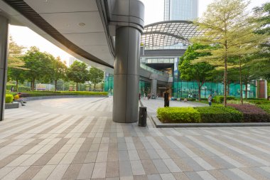 Guangzhou, Çin - 24 Ekim 2018: Çin 'in Guangzhou kentindeki Parc Central alışveriş merkezinde alışveriş yapan insanlar.