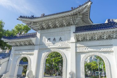 Taipei, Tayvan 'daki Chiang Kai-Shek Anıt Salonu' nun Dazhong Kapısı gündüz görünümü.