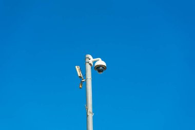 Gözetleme Cctv kameralar mavi gökyüzüne karşı sonrası monte