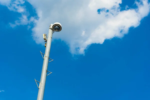 Telecamere Sorveglianza Circuito Chiuso Montate Sul Palo Contro Cielo Blu — Foto Stock