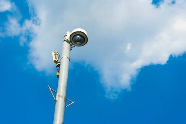 Telecamere Sorveglianza Circuito Chiuso Montate Sul Palo Contro Cielo Blu — Foto Stock