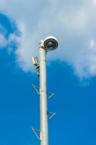 Telecamere Sorveglianza Circuito Chiuso Montate Sul Palo Contro Cielo Blu — Foto Stock