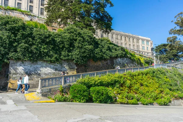 San Francisco California Abril 2018 Muchos Turistas Caminan Isla Alcatraz — Foto de Stock