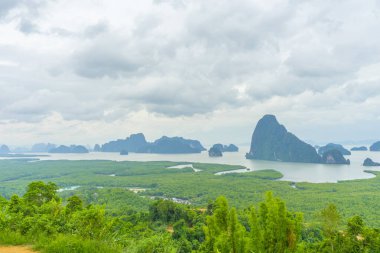 Tayland 'ın güneyindeki Phang Nga Körfezi' nden Samet Nang She 'e bakın. Turistler için önemli ve popüler bir yer.. 