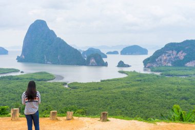 Tayland 'ın güneyindeki Phang Nga Körfezi' nden Samet Nang She 'e bakın. Turistler için önemli ve popüler bir yer.. 