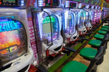 Naha, Okinawa, Japonya 'daki Jumbo Pachinko Atari Salonu' ndaki atari makineleri.