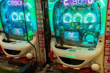 Naha, Okinawa, Japonya 'daki Jumbo Pachinko Atari Salonu' ndaki atari makineleri.
