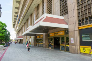 Taipei, Tayvan 'daki Q Square alışveriş merkezinin önündeki sokak manzarası..