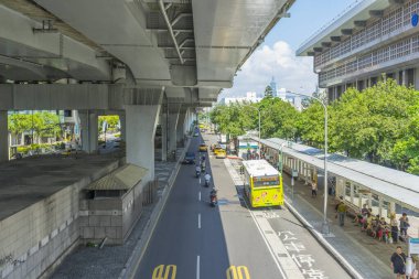 Taipei, Tayvan 'daki Q Square alışveriş merkezinin önündeki sokak manzarası..