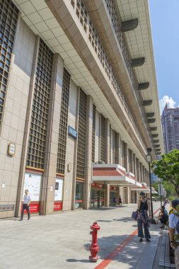 Taipei, Tayvan 'daki Q Square alışveriş merkezinin önündeki sokak manzarası..